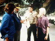 Jonathan (Michael Landon, l.) und Mark (Victor French, 2.v.l.) erfahren vom Sheriff, dass Harvey und Larry vermisst werden - und auch der mysteriöse Hund Boomer war bei den beiden.