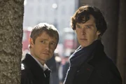 Dr. John Watson (Martin Freeman, l.); Sherlock Holmes (Benedict Cumberbatch, r.)