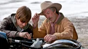 Ty (Graham Wardle) und Jack (Shaun Johnston) (v.l.) reparieren ein altes Motorrad