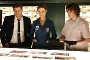 (v.l.n.r.) Booth (David Boreanaz); Dr. Brennan (Emily Deschanel); Dr. Addy (Eric Millegan)