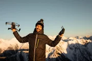 Mario Käppeli mit einer Drohne während ServusTV‘s "Bergwelten - Die Nordkette - von der Stadt ins Gebirge" – in Innsbruck, Österreich, 2021.