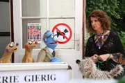 Der Galeriebesitzer will die Hundefreundin (Julia Schmitt) nicht in die Ausstellung lassen.