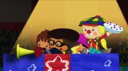 Clown Zoé bringt gemeinsam mit ihren Freunden das Zirkuspublikum zum Lachen.