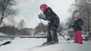 Mit Skiern im Schnee 1