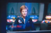 Dr. Kenney (Helene Joy) muss hilflos mit ansehen, wie ihr Shuttle in ein unbekanntes Universum hineingezogen wird.