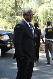 Das CBI wurden vom FBI-Agenten Abbott (Rockmond Dunbar) geschlossen. Der ehemalige CBI-Chef Bertram, der für den Serienmörder Red John gehalten wird, ist auf der Flucht und wird vom FBI zur Fahndung ausgeschrieben ...