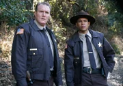 Hollen sich von BAU-Team Unterstützung: Sheriff Bridges (Michael McGrady, l.) und Deputy Harris (Chris Butler, r.) ...