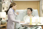 Dr. Allison Cameron (Jennifer Morrison, l.) kümmert sich um Dr. Sebastian Charles (Ron Livingston, r.), der während einer Präsentation zusammengebrochen ist.