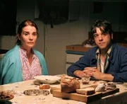 Catherines Nachbarn Maryse (Christine Citti) und Serge (Marc Citti) machen sich große Sorgen um ihren Sohn Joseph.