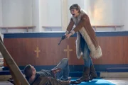 Lisa (Katharina Schlothauer) hat den Spieß umgedreht: Sie will David (Gerty Zint) töten, der sie zuvor erschießen wollte...