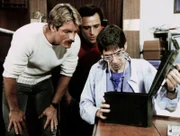 Cody (Perry King, li.), Nick (Joe Penny, Mi.) und Murray (Thom Bray) haben eine mysteriöse Lieferung erhalten.