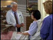 Dr. Mark Sloan (Dick Van Dyke) hat die schwere Aufgabe, Lena (Bianca Rossini, 2.v.r.) mitzuteilen, dass sie unheilbar krank ist.