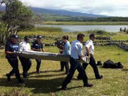 Französische Gendarmen und Polizei stehen nahe einem großen Stück Flugzeugabfall, der auf dem Strand in Saint-Andre, auf der französischen Insel des Indischen Ozeans von La Reunion, am 29. Juli 2015 gefunden wurde.