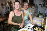 Chrissa Giannoytsos (li.) und ihre Freundin Maria braten Käsetaschen in der Küche ihres Hauses im südkretischen Dorf Kouses