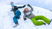 Vanessa und Zoe auf der Schneerutsche
