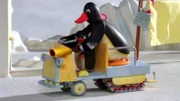 Guetnachtgschichtli  Pingu  Staffel 6  Folge 11  Pingu – Mitreissend  Pingu mit dem Vater auf dem Postwagen.    Copyright: SRF/Joker Inc., d.b.a., The Pygos Group