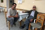 Der Kräuterspezialist Iannis Giannoytsos im Gespräch mit einem 104-jährigen Bauern im Bergdorf Amari auf Kreta
