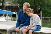 Matthias Bredemeyer (Max von Pufendorf, l.) entschuldigt sich bei seinem Sohn Finn (Michael Sommerer, r.).
