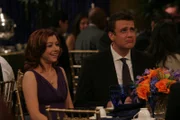 Auch Lily (Alyson Hannigan, l.) und Marshall (Jason Segel, r.) lassen sich die Feier nicht entgehen, bei der Robin eine Auszeichnung für ihre journalistische Arbeit erhält ...