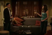Weil er von Victoria keinen Anruf erhält, entschließt sich Ted (Josh Radnor, l.), Robin (Cobie Smulders, r.) einen Besuch abzustatten ...