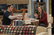 Amy (Mayim Bialik, r.) will das Tempo ihrer Beziehung anziehen und lädt Sheldon (Jim Parsons, l.) zu sich ein ...