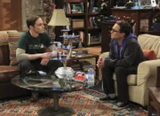 Während Amy das Tempo ihrer Beziehung zu Sheldon (Jim Parsons, l.) anziehen möchte, sagt Leonard (Johnny Galecki, r.) etwas zu Penny, das sie besser nicht hätte hören sollen ...