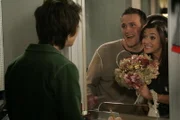 Marshall (Jason Segel, M.) und Lily (Alyson Hannigan, r.) sind wieder zusammen und wollen heiraten, doch das ist alles gar nicht so einfach wie gedacht ...