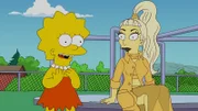 Sängerin Lady Gaga (r.) macht Halt in Springfield, um der niedergeschmetterten Lisa (l.) zu helfen ...