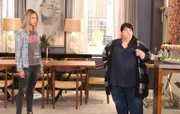 Als Mick (Kaitlin Olson, l.) mit Alba (Carla Jimenez, r.) und der Familie ins Penthouse in Manhattan fährt, macht sie dort eine unerwartete Entdeckung ...
