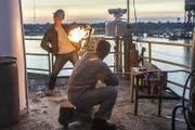 Während der Ermittlungen im Fall einer Wasserleiche, tappt Pride (Scott Bakula) auf einer Ölplattform, die zu explodieren droht, in eine gefährliche Falle ...