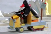 Guetnachtgschichtli
Pingu
Staffel 6
Folge 11
Pingu - Mitreissend
Pingu mit dem Vater auf dem Postwagen.
SRF/Joker Inc., d.b.a., The Pygos Group