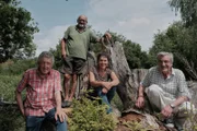 Vilsheim in Niederbayern: Johannes Selmansberger (links vorne) hat zusammen mit Bildhauerin Martina Kreitmeier und Landwirt Martin Lackermeier ein Biotop gebaut.