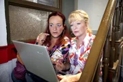 Peggy (Yvonne Hornack, l.) hat Angst, dass Tobias in der virtuellen Welt auf Abwege gerät. Gemeinsam mit Helga (Ulrike Mai, r.) begibt sie sich auf Spurensuche im Internet.