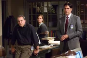 Versuchen einen Serienmörder zu stoppen: Hotch (Thomas Gibson, r.), Reid (Matthew Gray Gubler, M.) und Gideon (Mandy Patinkin, l.) ...