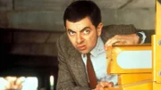 Mr. Bean (Rowan Atkinson) kämpft im Parkhaus mit den Tücken der Schranke.