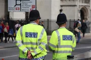 Britische Polizeibeamte mit Helmen auf den Straßen Londons