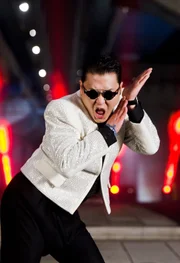 Das Lied 'Gangnam Style' ist ein koreanischer Pop-Song des Rappers Psy. Das Lied verdankt seine weltweite Popularität der Verbreitung als Video bei YouTube - das Video erreichte am 21.12.2012 eine Milliarde Aufrufe.