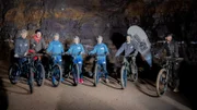 V.l.: Maddox, Lars, Tove, Zoe, Vanessa, Esra und Guide Lucas im Besucherbergwerk Kamsdorf. Auf sie wartet eine Bike-Tour durchs Bergwerk.