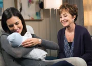 Chicago Med Blutsbande - Bound Staffel 1, Episode 6 Glücklich Mutter mit ihrem Neugeborenen im Arm: Torrey DeVitto als Dr. Natalie Manning, Annie Potts als Helen