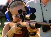 Welcher Einfluss hat die Windgeschwindigkeit auf die Richtung einer Gewehrkugel? Die Ballistikerin Calleigh (Emily Procter) sucht nach dem Standort eines Heckenschützen.
