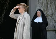 L-R: Miss Jane Marple (Geraldine McEwan), Schwester Agnes (Anne Reid).