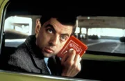 Um sich vor Taschendieben zu schützen, hat Mr. Bean (Rowan Atkinson) seinen Taschensafe dabei.