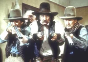 Der Sheriff von Barton (Sunshine Parker, M.) will Isaiah Edwards verhaften, weil er im Verdacht steht, zusammen mit den Younger Brüdern die Postkutsche überfallen zu haben. Der Kutscher (Carl Pitti, r.) und der Wächter (Ray Guth, l.) helfen dem Sheriff.