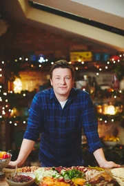 Jamie Oliver kocht "Posh Pork Kebabs".