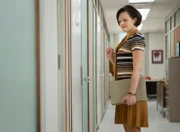 Peggy Olson (Elisabeth Moss) bekommt eine Gehaltserhöhung. Doch die Freude darüber hält nicht lange.