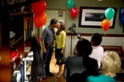 Jim (Matt Passmore) und Callie (Kiele Sanchez) werden mit einer kleinen Party von ihren Freunden empfangen.