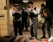 Haben sie den Serienmörder gefunden? Cal McGee (Kristoffer Ryan Winters, l.) und Hotch (Thomas Gibson, M.)  ...