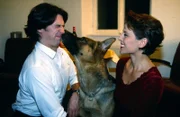 Rex hat allen Grund eifersüchtig zu sein: Kommissar Moser (Tobias Moretti, l.) hat die hübsche Tierärztin Sonja (Daniela Gaets, r.) zu sich eingeladen ...