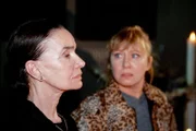 Als Ilse (Christiane Reiff, re.) Sofia (Gudrun Gundelach) um Gnade bittet, stellt Sofia eine grausame Bedingung: Ilse soll Mona töten, um selbst am Leben zu bleiben...