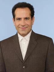 (6. Staffel) - Adrian Monk (Tony Shalhoub) besitzt ein fotografisches Gedächtnis und auch seine Fähigkeiten, Fälle zu lösen sind einzigartig.